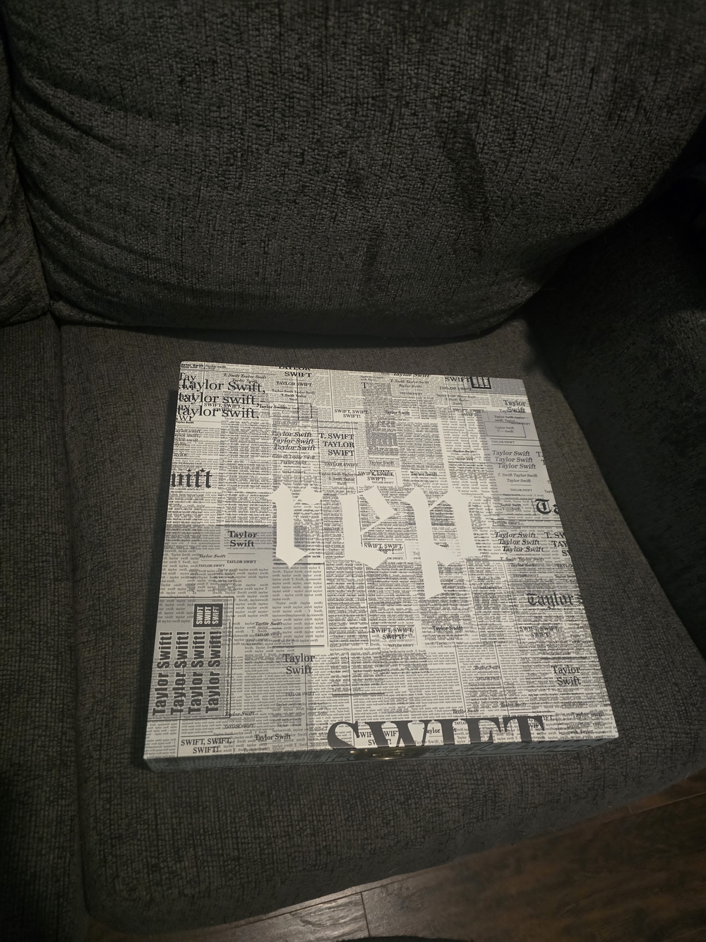 Taylor Swift | Complete & Working Reputation Tour VIP Box - Picture 8 of 9